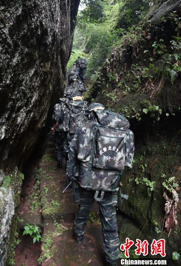 圖為來自武警福建總隊三明、龍巖、南平支隊100余名特戰(zhàn)隊員在福建省三明市永安?揲瞪嬌?展特戰(zhàn)極限練習(xí)?！◎v照起 攝