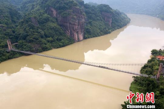 圖為來自武警福建總隊三明、龍巖、南平支隊100余名特戰(zhàn)隊員在福建省三明市永安?揲瞪嬌?展特戰(zhàn)極限練習(xí)。　胡鑫 攝