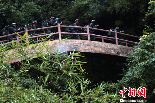 圖為來自武警福建總隊三明、龍巖、南平支隊100余名特戰(zhàn)隊員在福建省三明市永安?揲瞪嬌?展特戰(zhàn)極限練習(xí)?！『?攝